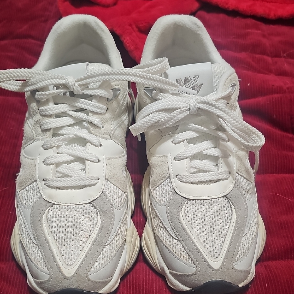 White and Gray Sneakers, Steve Madden SEBI .